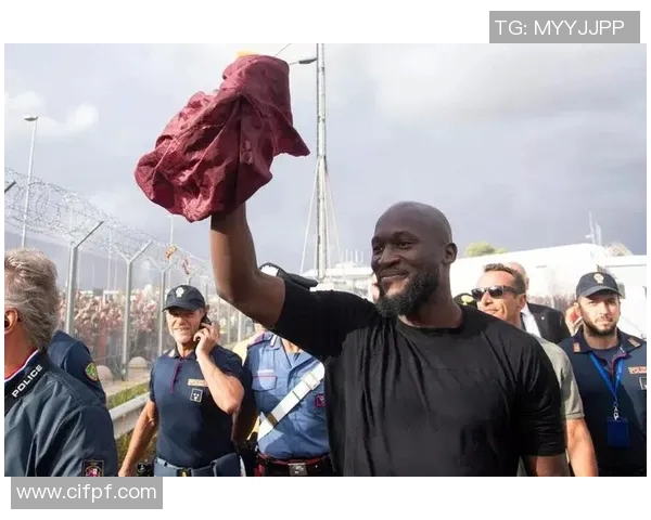 足球明星抵达机场引发粉丝热潮热情接机场面火爆令人惊叹