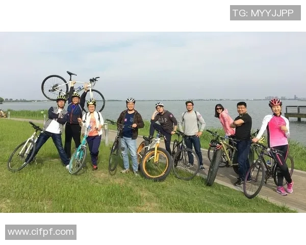 足球明星骑行探险体验单车与绿茵场的激情碰撞